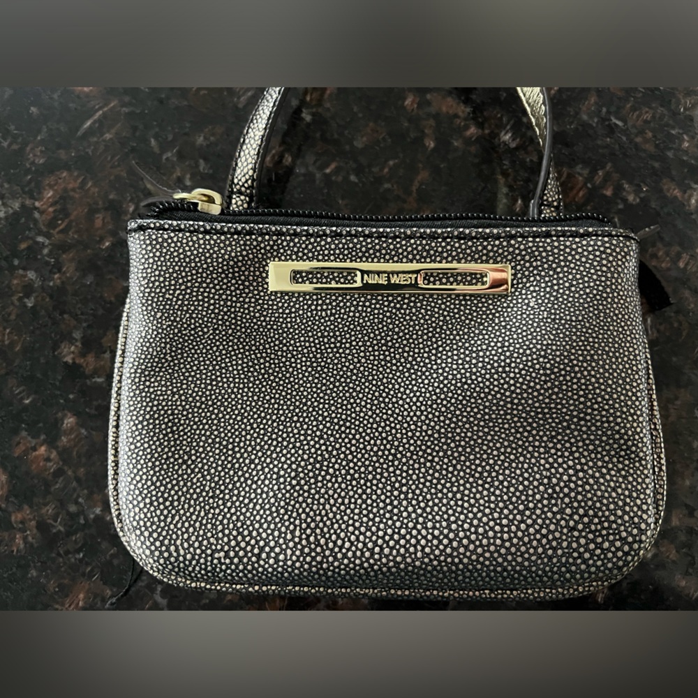 🌸2/20  Nine West Black Gold Crossbody Wallet Clutch Small Compact Classic Chic